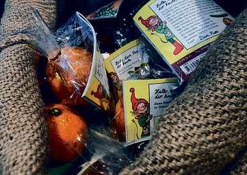 Auf Süßigkeiten hat der Weihnachtsmann hier bewusst verzichtet; für die Kita-Kinder gab’s Mandarinen und Geschichten Fotos: Riechers