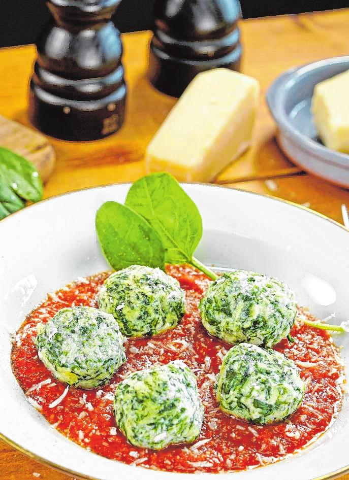 Die Malfatti mit Kräuter-Tomatensauce sind schnell gezaubert. Die Malfatti mit Kräuter-Tomatensauce sind schnell gezaubert.