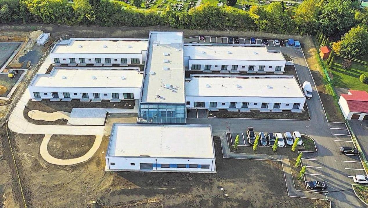Der Neubau umfasst vier Wohngruppen. Im vorderen Bereich ist die Hausarztpraxis von Dr. Eschlwöch untergebracht. In den vier Trakten befinden sich die 48 Zimmer für die Bewohnerinnen und Bewohner des Seniorenhauses Fichtelgebirge. Foto: Knipseria Der Neubau umfasst vier Wohngruppen. Im vorderen Bereich ist die Hausarztpraxis von Dr. Eschlwöch untergebracht. In den vier Trakten befinden sich die 48 Zimmer für die Bewohnerinnen und Bewohner des Seniorenhauses Fichtelgebirge. Foto: Knipseria