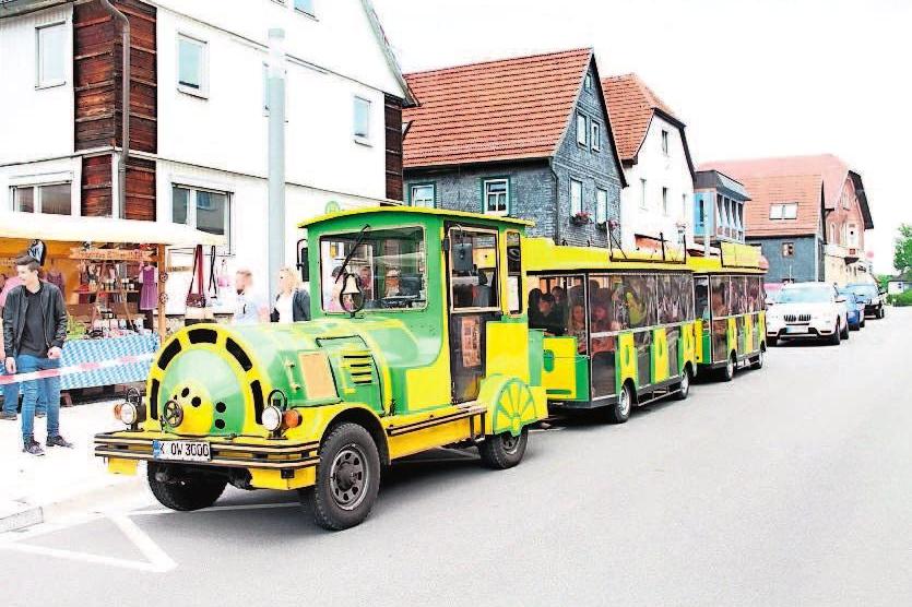 Ein fester Bestandteil an diesem Tag ist auch der Einsatz der Bimmelbahn. Sie nennen die Mitwitzer liebevoll den „Steinachtalexpress“. Ein fester Bestandteil an diesem Tag ist auch der Einsatz der Bimmelbahn. Sie nennen die Mitwitzer liebevoll den „Steinachtalexpress“.