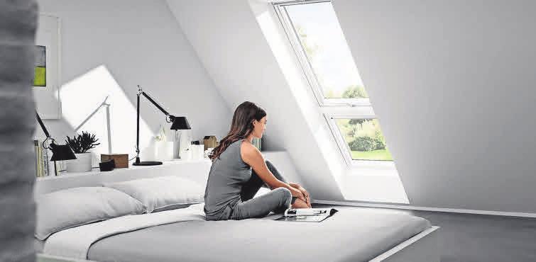 Lichtbänder ermöglichen große Fensterflächen im Obergeschoss. Dadurch wirkt der Raum heller und auch größer. Foto: djd/Velux Lichtbänder ermöglichen große Fensterflächen im Obergeschoss. Dadurch wirkt der Raum heller und auch größer. Foto: djd/Velux