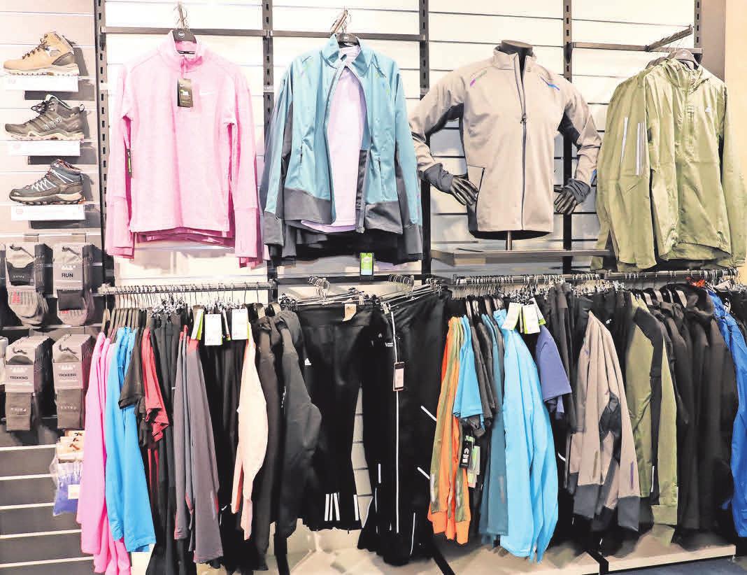 Nicht nur Laufbekleidung gehört zum Sortiment, es gibt auch Fitnesszubehör wie zum Beispiel Springseile, Stoppuhren und mehr. Nicht nur Laufbekleidung gehört zum Sortiment, es gibt auch Fitnesszubehör wie zum Beispiel Springseile, Stoppuhren und mehr.