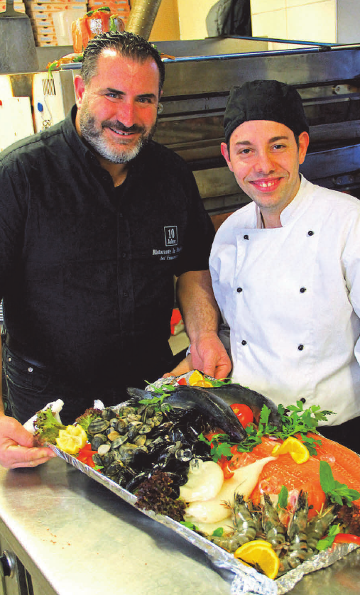Die La Stazione Fischplatte eine der beliebten Spezialitäten des Hauses - präsentiert von Chef Francesco und Koch Emanuele Die La Stazione Fischplatte eine der beliebten Spezialitäten des Hauses - präsentiert von Chef Francesco und Koch Emanuele