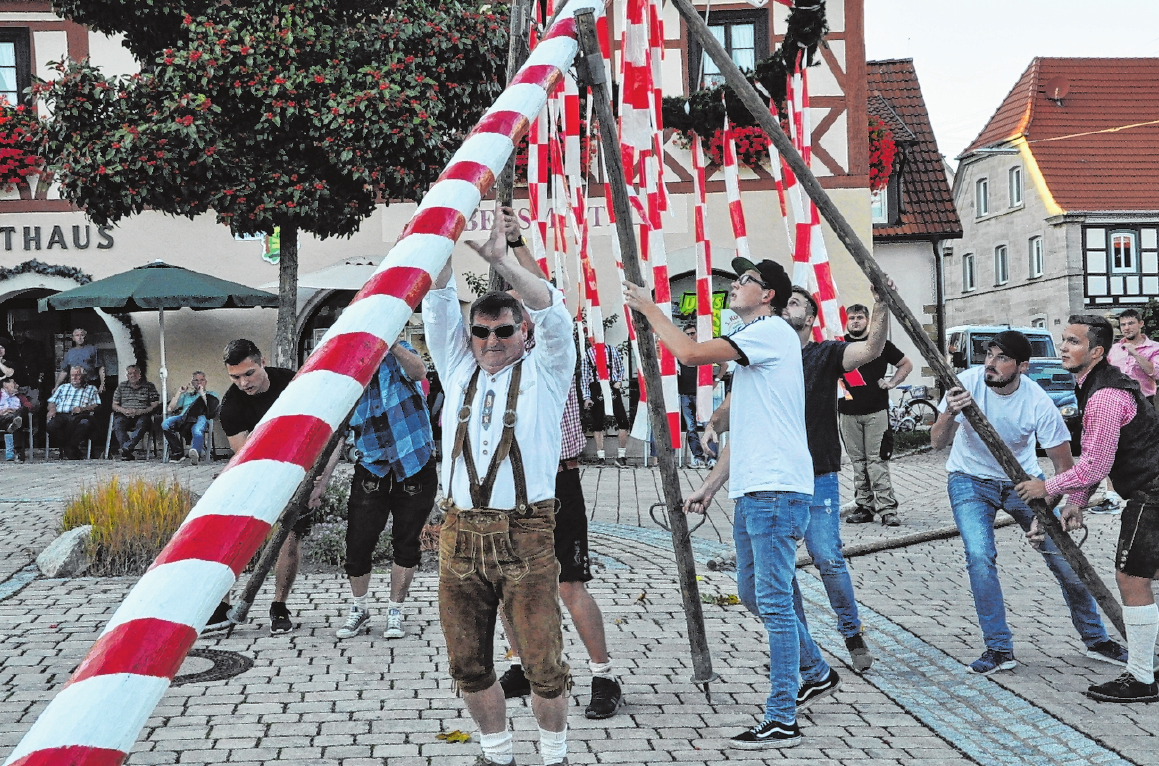 Aufstellen des Kirchweihbaumes FOTO: MARTIN SCHWEIGER Aufstellen des Kirchweihbaumes FOTO: MARTIN SCHWEIGER