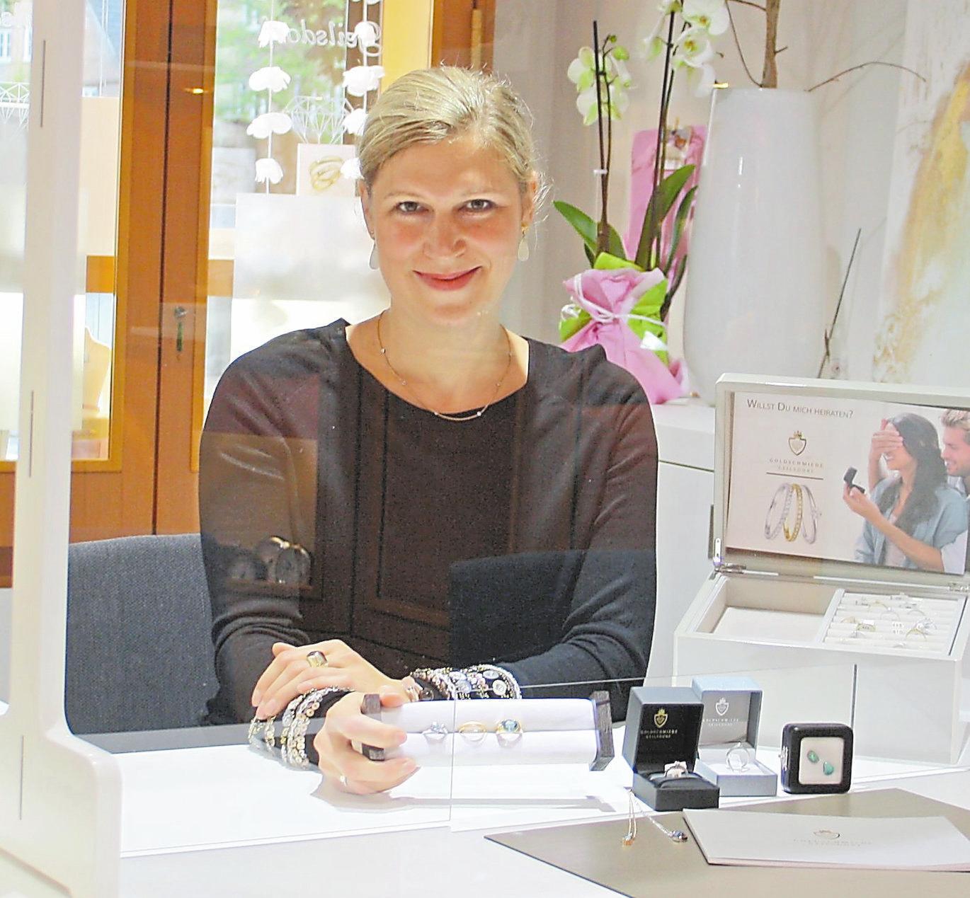 Marina Knöpker berät ihre Kunden gerne persönlich in der Goldschmiede Geilsdorf. Marina Knöpker berät ihre Kunden gerne persönlich in der Goldschmiede Geilsdorf.