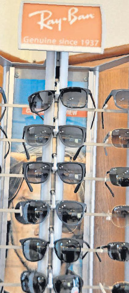 Die Auswahl an hochwertigen Sonnenbrillen ist bei Kühl-Optik groß. Die Auswahl an hochwertigen Sonnenbrillen ist bei Kühl-Optik groß.