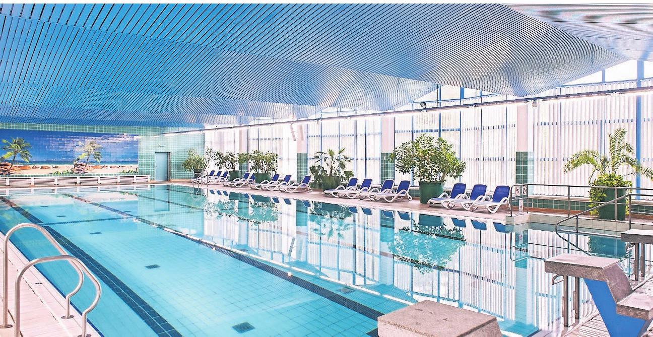 Den Indoor-Pool des Hotels können Gäste das ganze Jahr über nutzen. Im Sommer ergänzt ein Außenpool das Angebot. Den Indoor-Pool des Hotels können Gäste das ganze Jahr über nutzen. Im Sommer ergänzt ein Außenpool das Angebot.