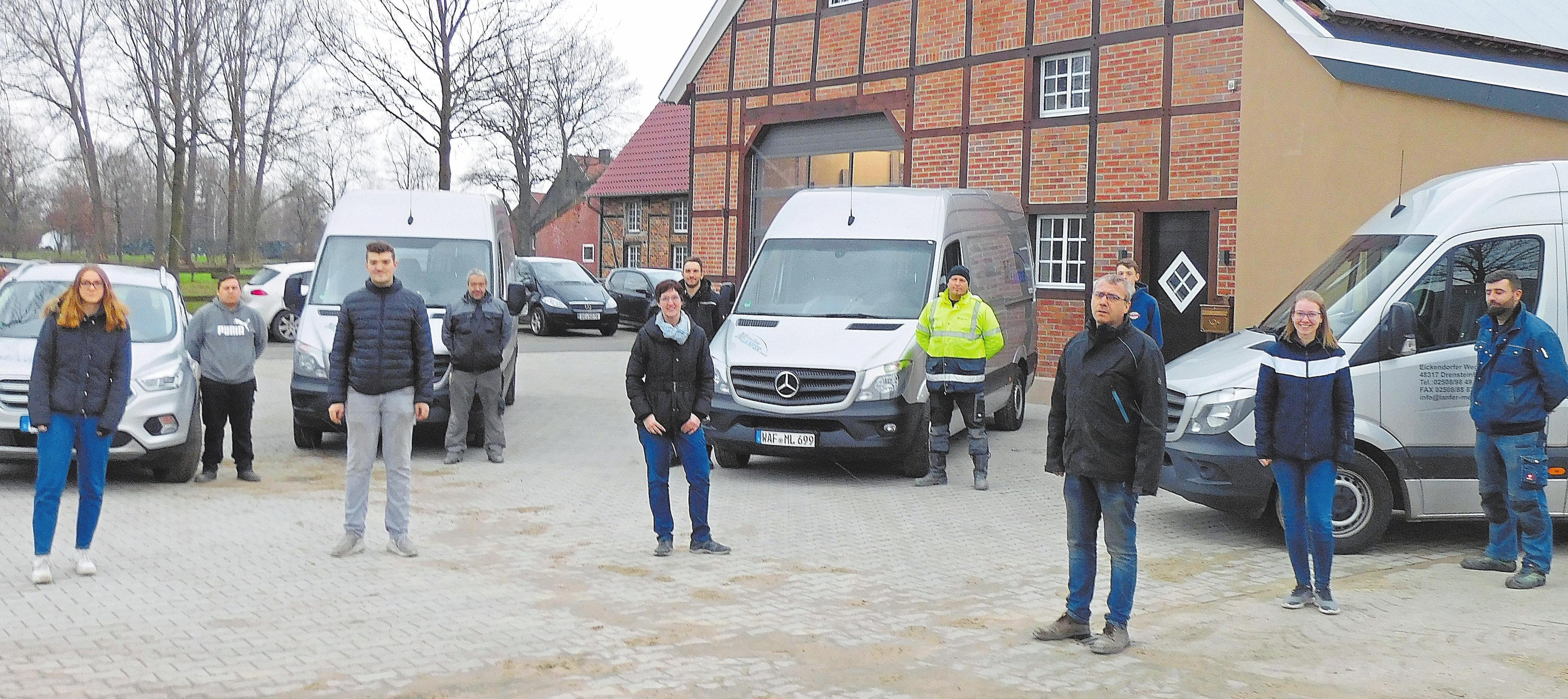 Familie und Belegschaft haben beim Umzugsprojekt tatkräftig mit angepackt. Zum Betrieb gehören neben den fünf Beschäftigten auch zwei Auszubildende. Foto: Fögeling Familie und Belegschaft haben beim Umzugsprojekt tatkräftig mit angepackt. Zum Betrieb gehören neben den fünf Beschäftigten auch zwei Auszubildende. Foto: Fögeling