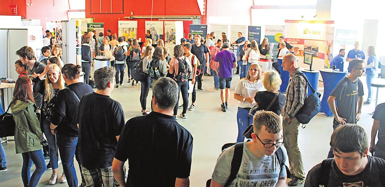 Schauen und ins Gespräch kommen: Die Ausbildungsbörse bietet Unternehmen eine Plattform, für Schulabgänger ist sie ein Forum der Perspektiven. FOTO:MONIKA KLEIN Schauen und ins Gespräch kommen: Die Ausbildungsbörse bietet Unternehmen eine Plattform, für Schulabgänger ist sie ein Forum der Perspektiven. FOTO:MONIKA KLEIN