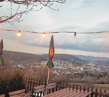 Einen wunderschönen Ausblick weit über die Grenzen hinaus von Bad Kissingen hat man im Biergarten vom Cafe´ Sinnberg. Einen wunderschönen Ausblick weit über die Grenzen hinaus von Bad Kissingen hat man im Biergarten vom Cafe´ Sinnberg.