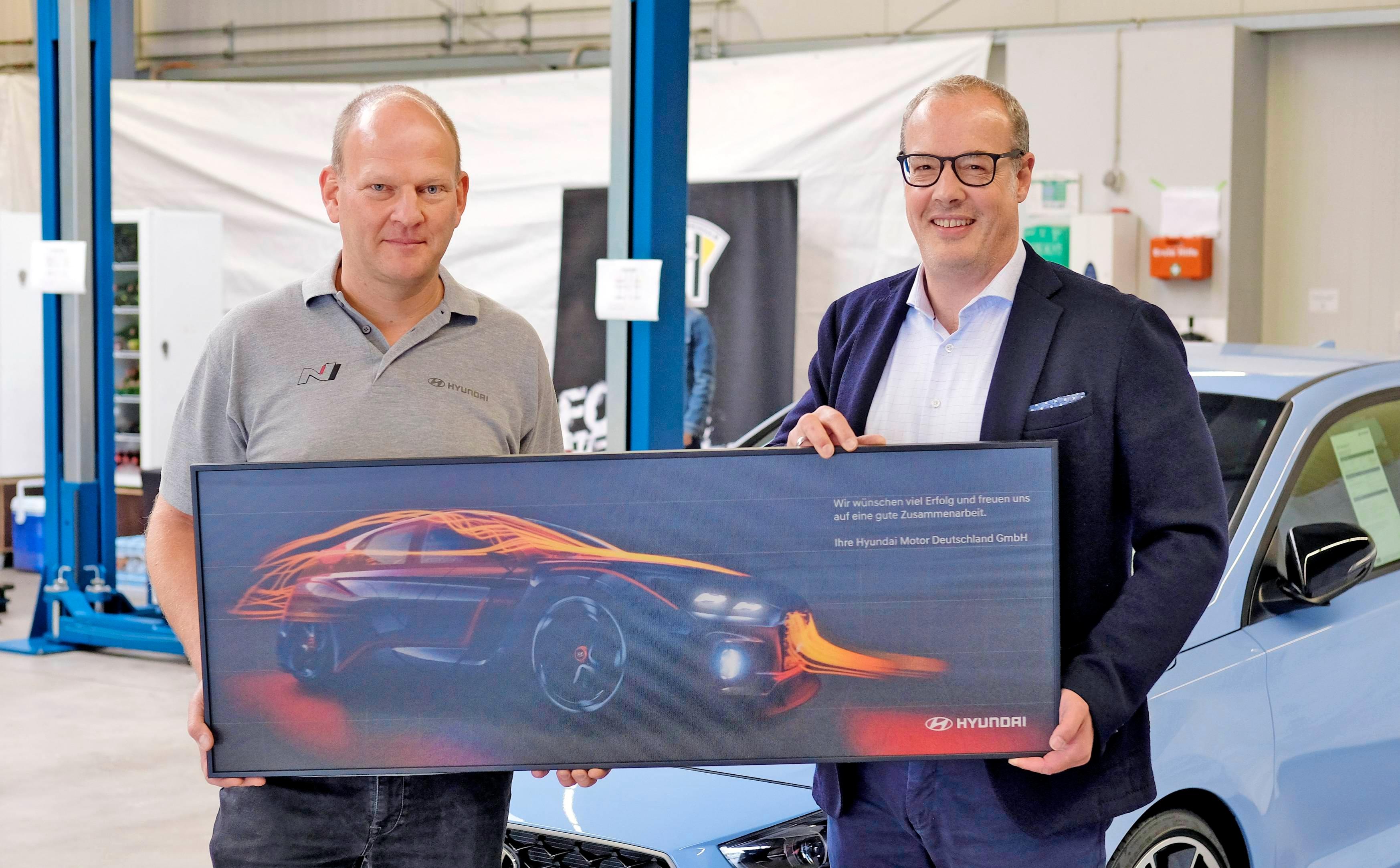 Geschäftsführer Mike Schedler (links) freut sich mit Holger Müller (Vertriebschef von Hyundai Motor Deutschland) auf die künftige Zusammenarbeit. Geschäftsführer Mike Schedler (links) freut sich mit Holger Müller (Vertriebschef von Hyundai Motor Deutschland) auf die künftige Zusammenarbeit.