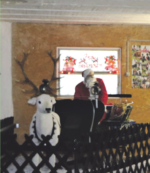 Der Schlitten mit dem Nikolaus und dem weißen Rentier ist in dem Verkaufsraum von Ludwig und Gertrud Sauter ein echter Hingucker