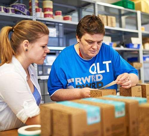 Gemeinsames Arbeiten und Helfen wenn nötig: Das zeichnet den Alltag in den Werkstätten aus. FOTOS: MOSAIK-BERLIN GGMBH (5) Gemeinsames Arbeiten und Helfen wenn nötig: Das zeichnet den Alltag in den Werkstätten aus. FOTOS: MOSAIK-BERLIN GGMBH (5)