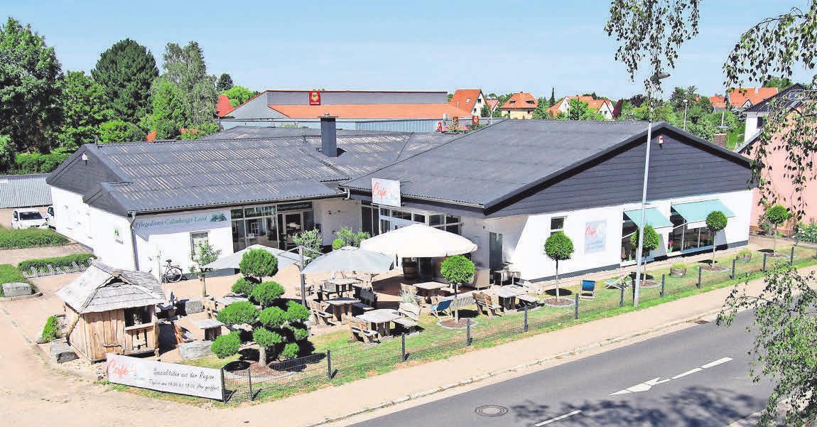 Im Café-Eis-Blume in Schulenburg, direkt an der Ortsdurchfahrt, werden an den Wochenenden jetzt auch Frühstück und Mittagssnacks angeboten. Im Café-Eis-Blume in Schulenburg, direkt an der Ortsdurchfahrt, werden an den Wochenenden jetzt auch Frühstück und Mittagssnacks angeboten.