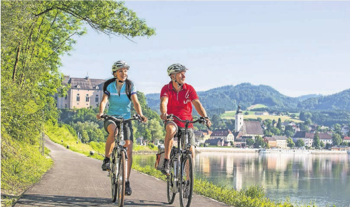 Entspanntes Radeln vorbei an Schloss Greinburg. Foto: WGD Donau Oberösterreich Tourismus GmbH/Erber Entspanntes Radeln vorbei an Schloss Greinburg. Foto: WGD Donau Oberösterreich Tourismus GmbH/Erber