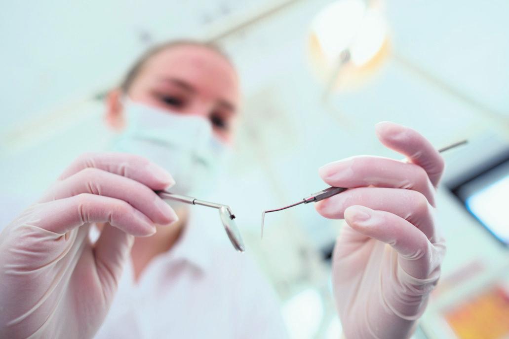Zähne gut, alles gut? Nicht, wenn die Behandlung teuer wird und der Patient zuzahlen muss. Eine Zahnzusatzversicherung kann Kosten auffangen – wenn sie rechtzeitig abgeschlossen wurde. FOTO: PICTURE ALLIANCE/DPA Zähne gut, alles gut? Nicht, wenn die Behandlung teuer wird und der Patient zuzahlen muss. Eine Zahnzusatzversicherung kann Kosten auffangen – wenn sie rechtzeitig abgeschlossen wurde. FOTO: PICTURE ALLIANCE/DPA