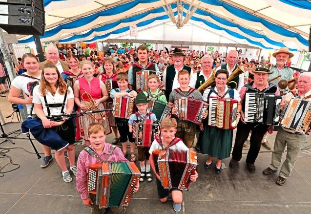 Der Dorffest-Sonntag gehört der echten Volksmusik, ein Stelldichein für kleine und große Musikanten aus Bayern und Österreich.