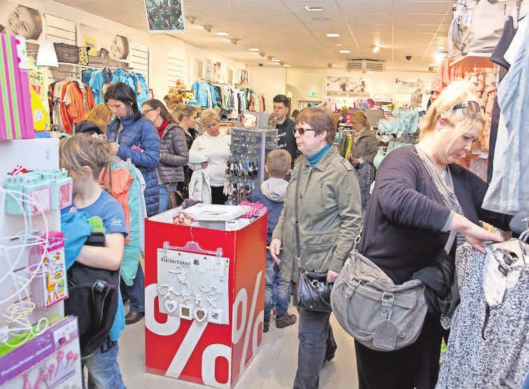 Auch Mode, festlich oder leger, ist ein wichtiges Thema beim Late-Night-Shopping in Burgdorf. Auch Mode, festlich oder leger, ist ein wichtiges Thema beim Late-Night-Shopping in Burgdorf.