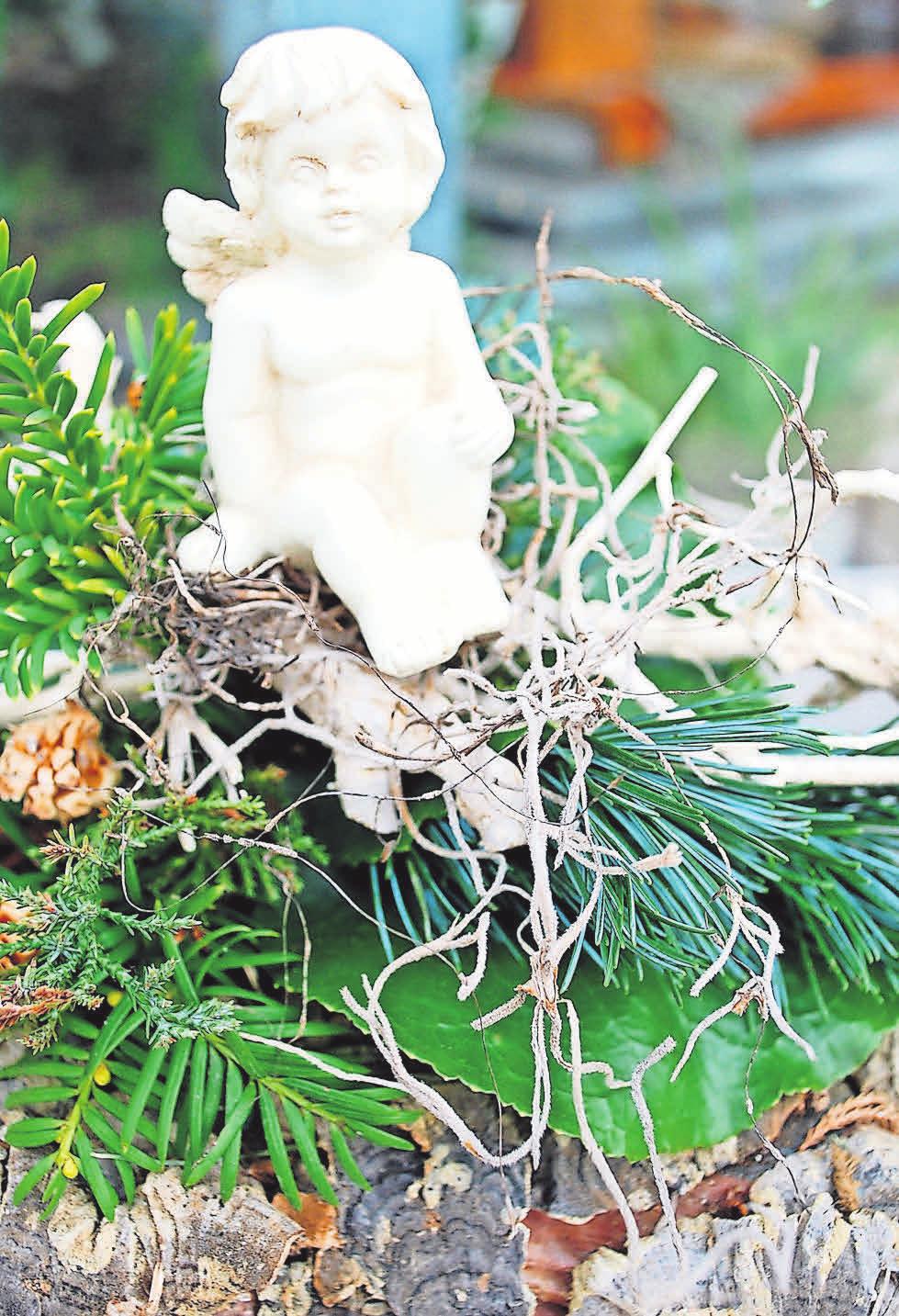 Für viele Hinterbliebene und Trauernde gehören Symbole und Figuren auf den Gräber zu einem wichtigen Ritual. Für viele Hinterbliebene und Trauernde gehören Symbole und Figuren auf den Gräber zu einem wichtigen Ritual.