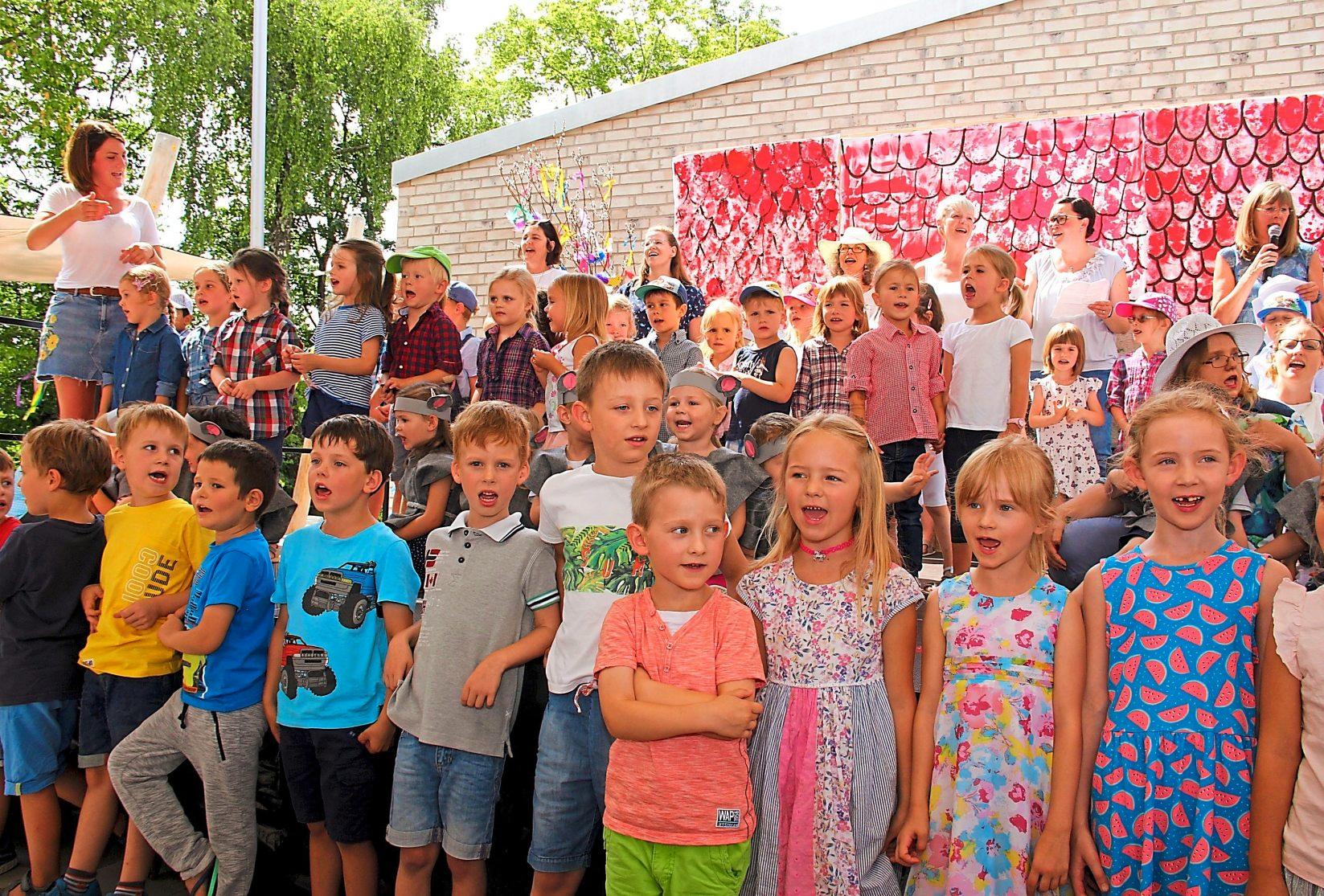 Die Kinder freuen sich über ihren neuen Kindergarten. Foto: Herchenbach Die Kinder freuen sich über ihren neuen Kindergarten. Foto: Herchenbach