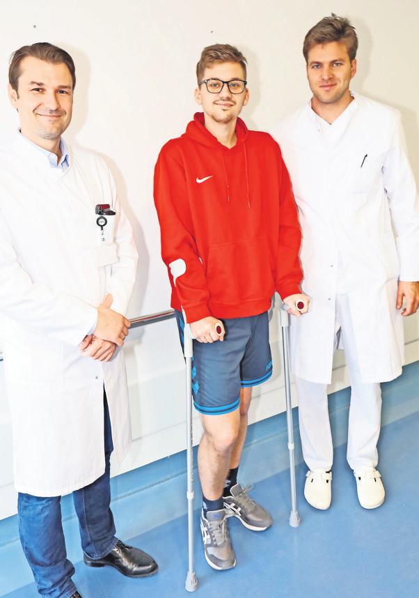 Sven Rohleder (Mitte) mit Prof. Georgi Wassilew (l.) und Assistenzarzt Dr. Jannis Löchel. Sven Rohleder (Mitte) mit Prof. Georgi Wassilew (l.) und Assistenzarzt Dr. Jannis Löchel.