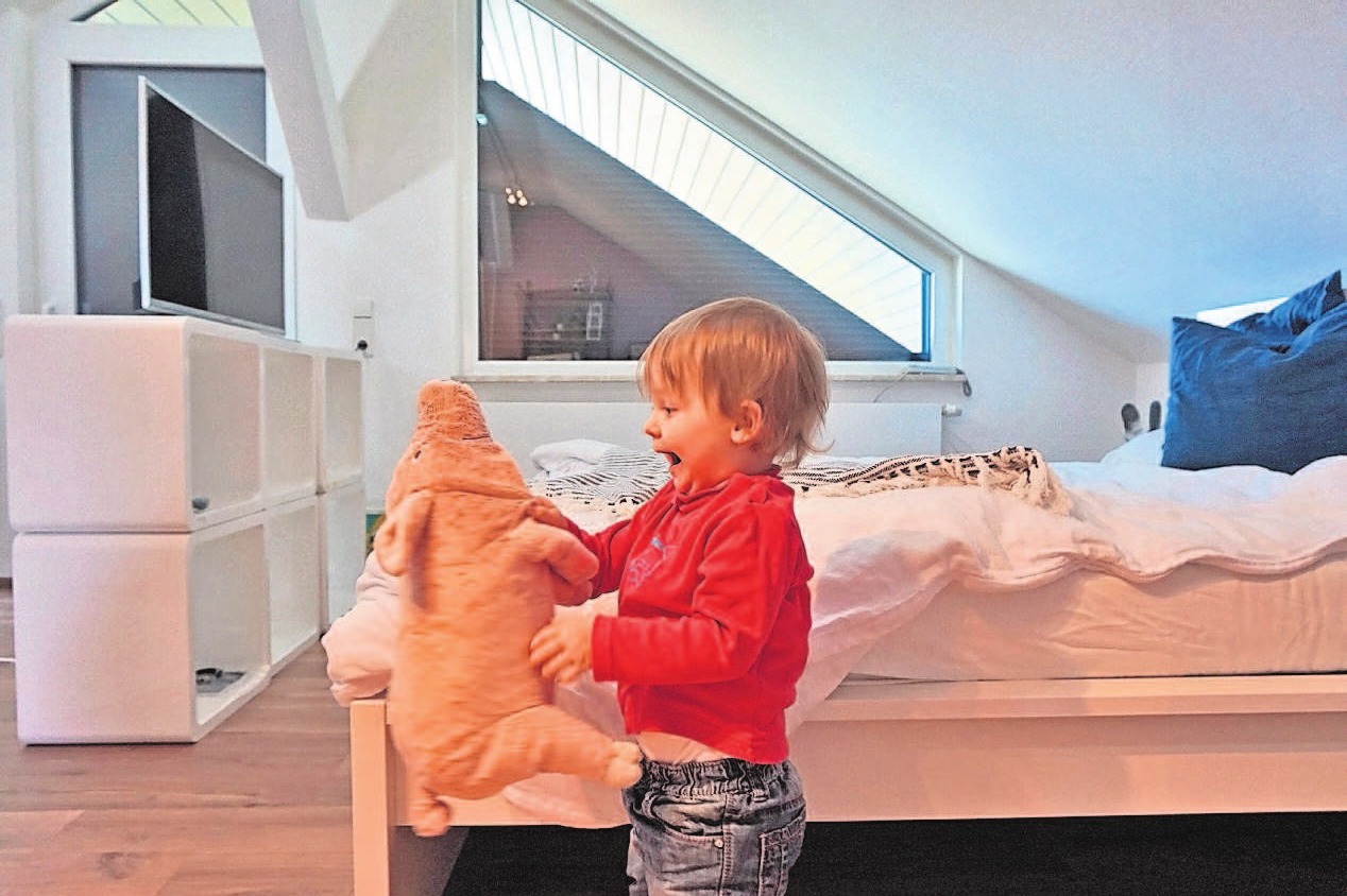 Moderne Fenster und Rollläden steigern die Wohnqualität für kleine und große Bewohner und verhelfen auch Bestandshäusern zu einer völlig neuen Optik. Foto: Schanz Rollladensysteme Moderne Fenster und Rollläden steigern die Wohnqualität für kleine und große Bewohner und verhelfen auch Bestandshäusern zu einer völlig neuen Optik. Foto: Schanz Rollladensysteme