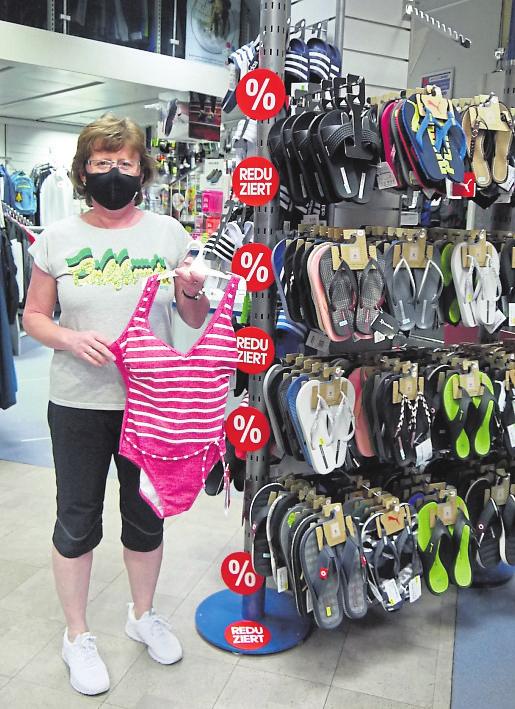 Bekleidung für sommerliche Aktivitäten wie Wandern, Walken oder Radeln sind jetzt imSSV günstig zu erstehen. Und natürlich auch jede Menge Bademode, wie Silke Blankenhagen bei Sport Kober am Alsfelder Roßmarkt demonstriert. Foto: ewa Bekleidung für sommerliche Aktivitäten wie Wandern, Walken oder Radeln sind jetzt imSSV günstig zu erstehen. Und natürlich auch jede Menge Bademode, wie Silke Blankenhagen bei Sport Kober am Alsfelder Roßmarkt demonstriert. Foto: ewa