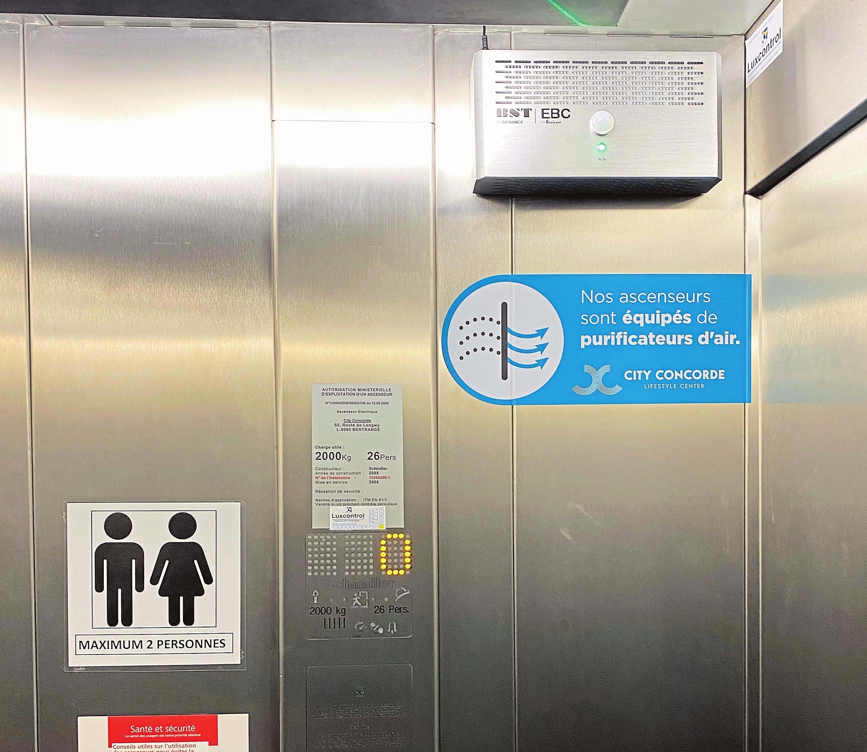 Dans les ascenseurs, des purificateurs d’air assurent la sécurité des visiteurs du centre.