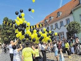 Die beiden Heimatfestvereinsvorsitzenden Raik Seidel und Benno Loff sowie Bürgermeister Michael Jahn schickten zum Jubiläum im letzten Jahr 180 Luftballons auf die Reise. FOTOS: ARCHIV/FRANK GROMMISCH Die beiden Heimatfestvereinsvorsitzenden Raik Seidel und Benno Loff sowie Bürgermeister Michael Jahn schickten zum Jubiläum im letzten Jahr 180 Luftballons auf die Reise. FOTOS: ARCHIV/FRANK GROMMISCH