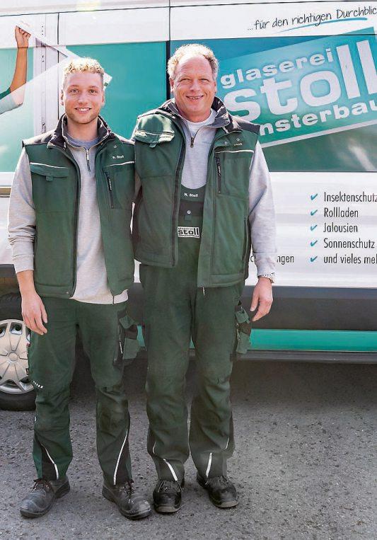 Vater und Sohn Stoll – ein super Team: Fensterbaumeister Norbert Stoll (rechts im Bild) führt den Pfäffinger Fensterbaubetrieb bereits in der zweiten Generation, Sohn Robin Stoll machte im vergangenen Jahr ebenfalls den Fensterbaumeister und führt das mittelständische Unternehmen mit Leidenschaft und guten Ideen in die Zukunft. Zahlreiche Stammkunden schwören seit Jahrzehnten auf die zuverlässige, saubere und kreative Arbeit von Stoll Fensterbau. Vater und Sohn Stoll – ein super Team: Fensterbaumeister Norbert Stoll (rechts im Bild) führt den Pfäffinger Fensterbaubetrieb bereits in der zweiten Generation, Sohn Robin Stoll machte im vergangenen Jahr ebenfalls den Fensterbaumeister und führt das mittelständische Unternehmen mit Leidenschaft und guten Ideen in die Zukunft. Zahlreiche Stammkunden schwören seit Jahrzehnten auf die zuverlässige, saubere und kreative Arbeit von Stoll Fensterbau.