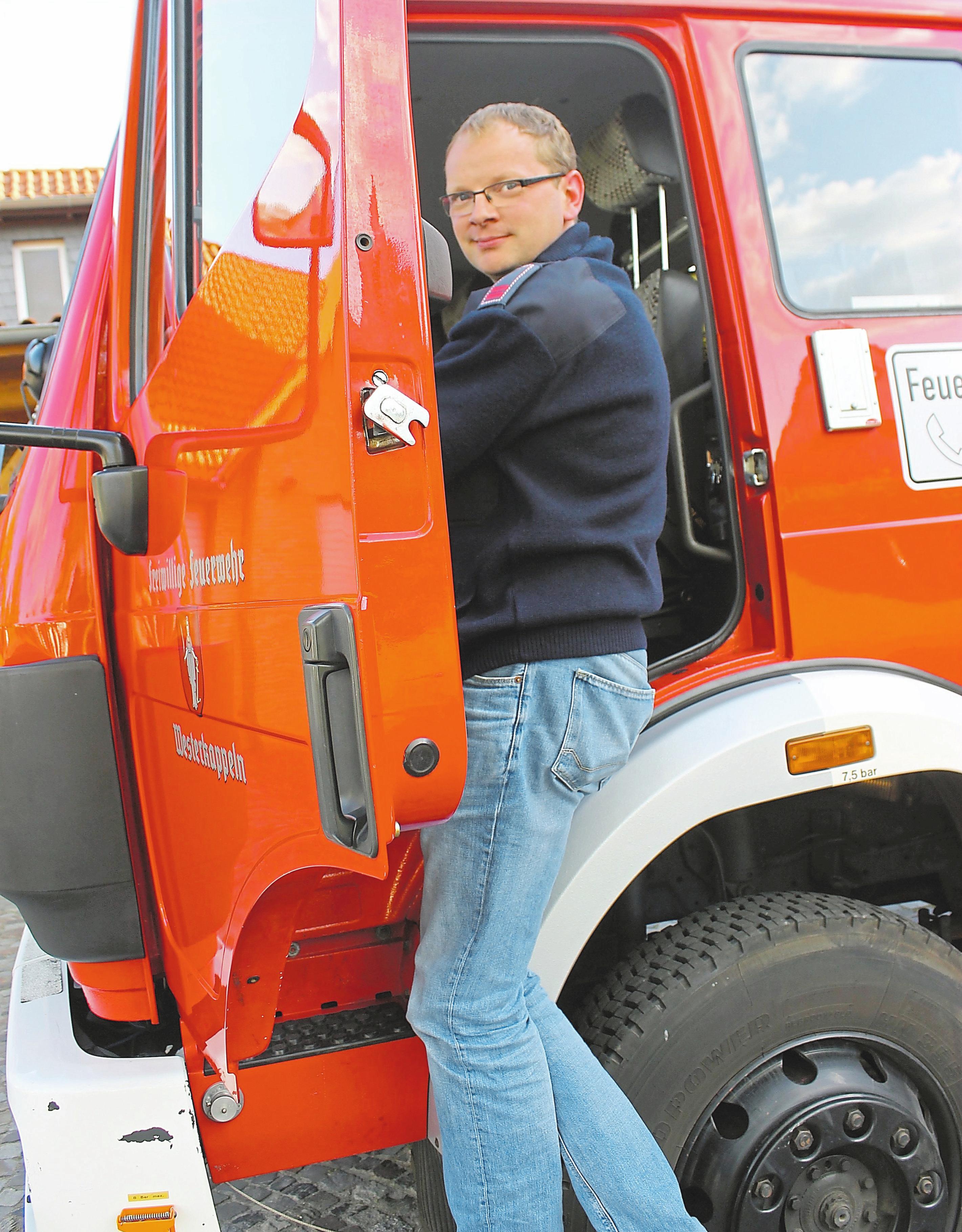 Gerätewart Christian Rahmeier sorgt zusammen mit vier anderen Kameraden dafür, dass die Fahrzeuge und Gerätschaften der Feuerwehr jederzeit einsatzbereit sind. Foto: abi Gerätewart Christian Rahmeier sorgt zusammen mit vier anderen Kameraden dafür, dass die Fahrzeuge und Gerätschaften der Feuerwehr jederzeit einsatzbereit sind. Foto: abi