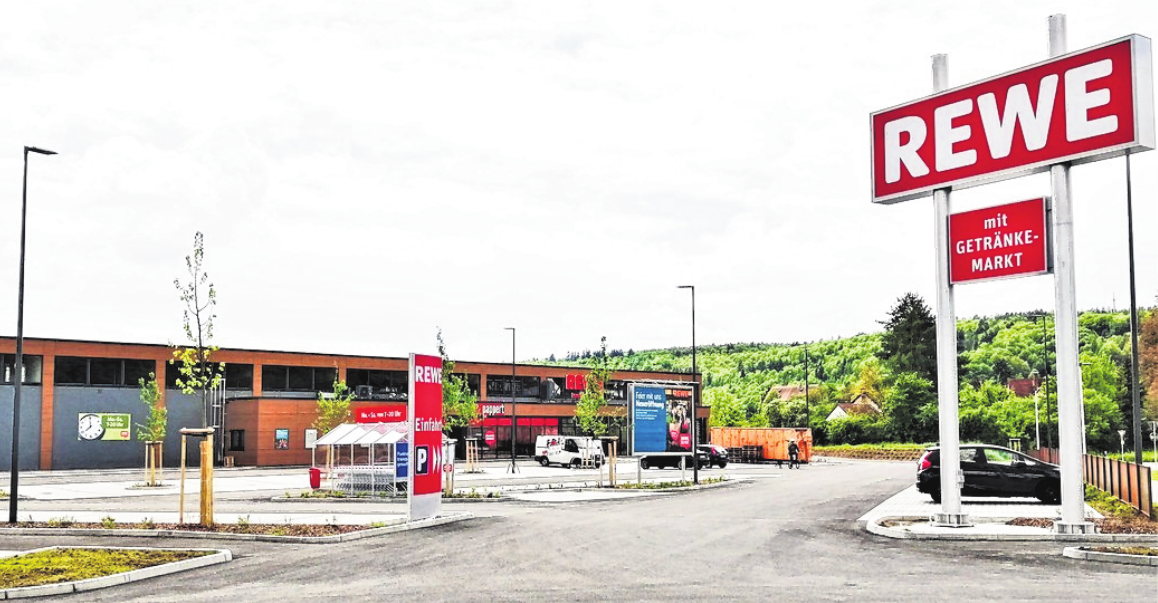Die Einfahrt zu dem Rewe-Markt in Bad Bocklet mit 100 Pkw-Stellplätzen. FOTOS: SIGISMUND VON DOBSC Die Einfahrt zu dem Rewe-Markt in Bad Bocklet mit 100 Pkw-Stellplätzen. FOTOS: SIGISMUND VON DOBSC