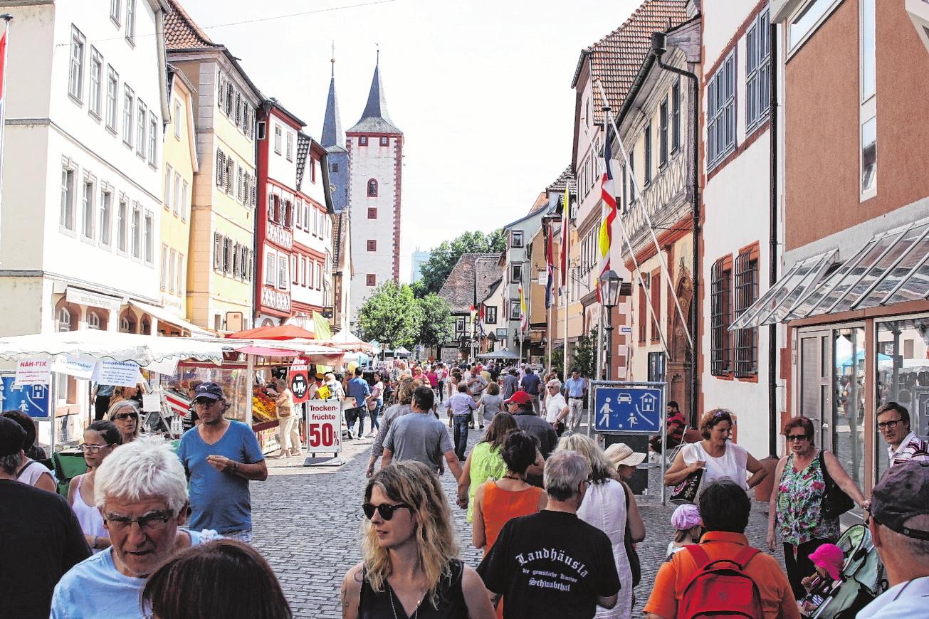 Dank geöffneter Geschäfte und vieler Markthändler gibt es beim Maimarkt wieder ein breites Angebot. FOTO: JÜRGEN KAMM Dank geöffneter Geschäfte und vieler Markthändler gibt es beim Maimarkt wieder ein breites Angebot. FOTO: JÜRGEN KAMM
