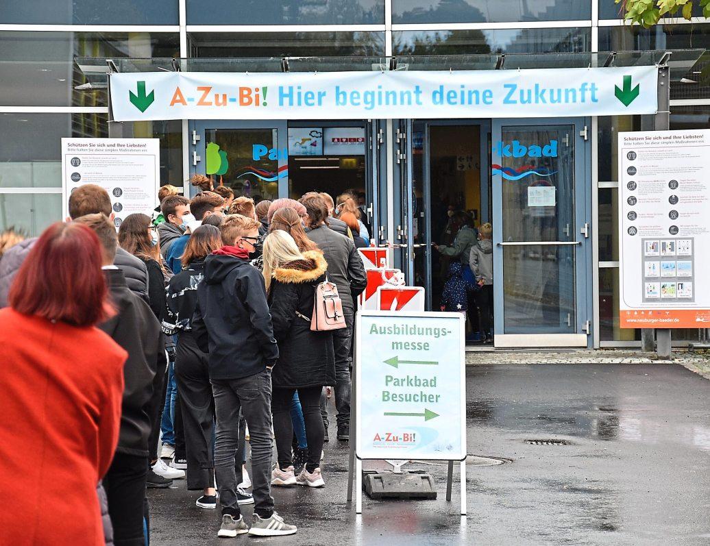 Lange Schlangen bildeten sich im vergangenen Jahr am Eingang der A-Zu-Bi-Messe in der Parkhalle. Das Interesse war auch zu Hochzeiten der Pandemie groß. Fotos: DK-Archiv Lange Schlangen bildeten sich im vergangenen Jahr am Eingang der A-Zu-Bi-Messe in der Parkhalle. Das Interesse war auch zu Hochzeiten der Pandemie groß. Fotos: DK-Archiv