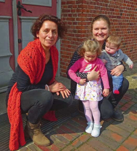 wellcome-Koordinatorin Gesa Bahr und Familie Piterna vor der Niendorfer Kirche am Markt Foto: kk