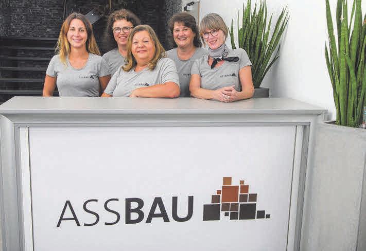 Tamara Lauster, Evelyne Dillmann, Simone Dörr, Ute Zielbauer und Sylvia Weiffenbach schauen, dass im Büro alles läuft. Tamara Lauster, Evelyne Dillmann, Simone Dörr, Ute Zielbauer und Sylvia Weiffenbach schauen, dass im Büro alles läuft.