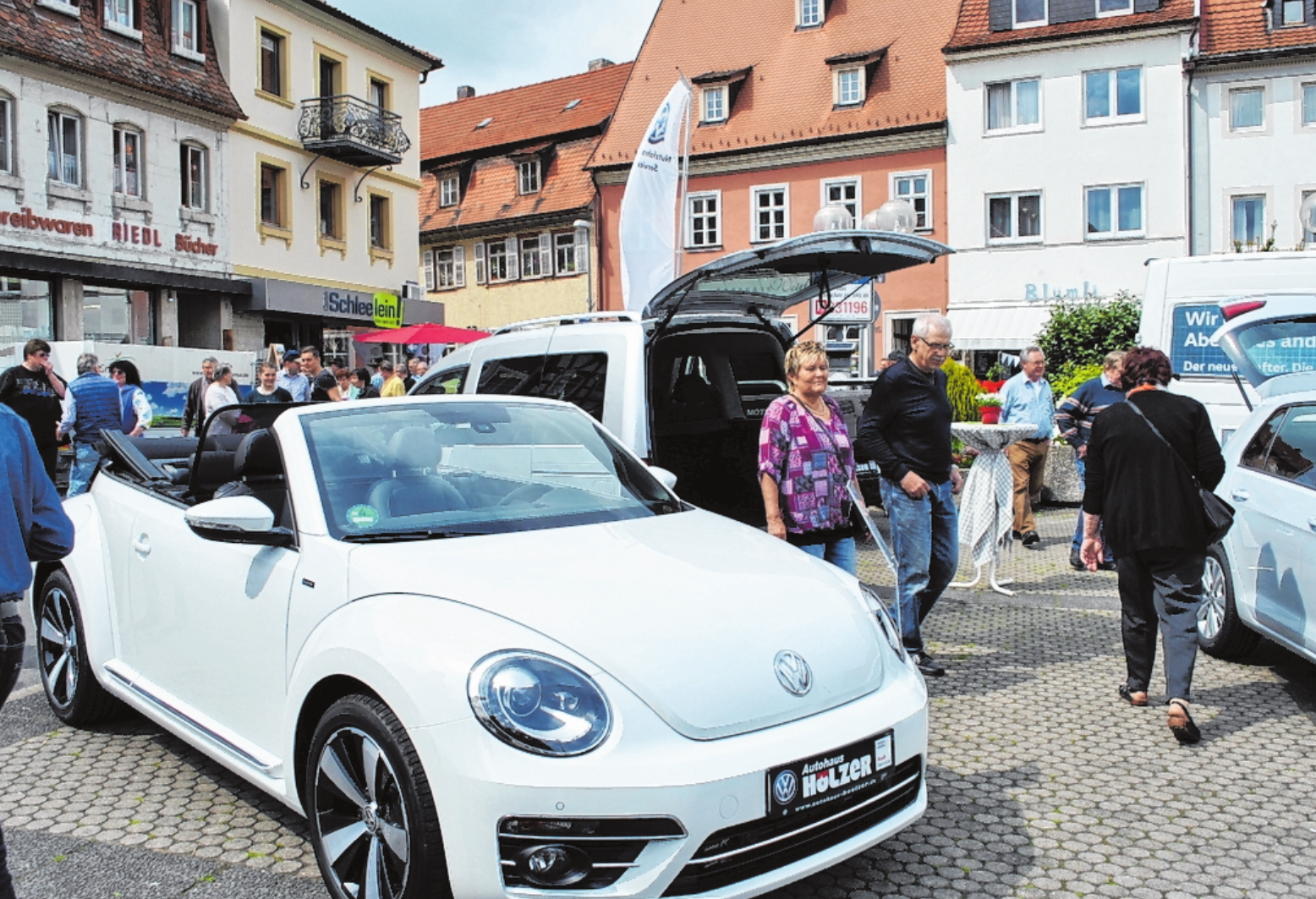 Beim Autofrühling wird auf dem Marktplatz der größte Autosalon der Stadt präsentiert. FOTOS: REGINA VOSSENKAUL Beim Autofrühling wird auf dem Marktplatz der größte Autosalon der Stadt präsentiert. FOTOS: REGINA VOSSENKAUL