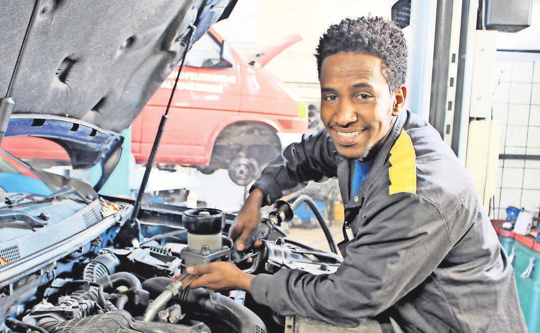 Suleman Abdu kommt aus Eritrea. Er floh über Äthiopien, Sudan und Libyen, dann über das Mittelmeer nach Italien, Österreich und München. Auf dem Weg nach Schweden wurde er in Puttgarden von der Bundespolizei festgesetzt und nach Lensahn ins Jugendhaus gebracht. Später kam er nach Neustadt, ging zur Schule, machte einen Abschluss und fand bei Andreas Junge nach einem Praktikum eine Lehrstelle (die LN berichtete 2019). Jetzt feierte er die erfolgreiche Gesellenprüfung Foto: LN-Archiv/Gäbler Suleman Abdu kommt aus Eritrea. Er floh über Äthiopien, Sudan und Libyen, dann über das Mittelmeer nach Italien, Österreich und München. Auf dem Weg nach Schweden wurde er in Puttgarden von der Bundespolizei festgesetzt und nach Lensahn ins Jugendhaus gebracht. Später kam er nach Neustadt, ging zur Schule, machte einen Abschluss und fand bei Andreas Junge nach einem Praktikum eine Lehrstelle (die LN berichtete 2019). Jetzt feierte er die erfolgreiche Gesellenprüfung Foto: LN-Archiv/Gäbler