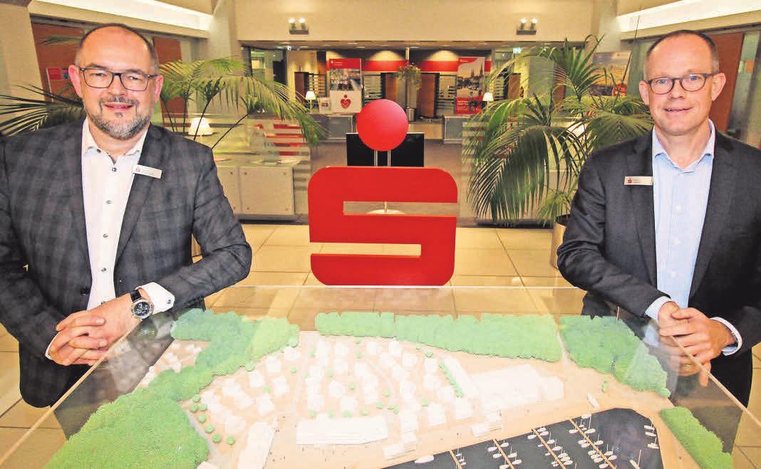 Sven Nagrodzki (v. li.) und Oliver Stüven von der Sparkasse zu Lübeck AG wissen, wie richtig angelegtes Geld Gutes bewirken kann. Sven Nagrodzki (v. li.) und Oliver Stüven von der Sparkasse zu Lübeck AG wissen, wie richtig angelegtes Geld Gutes bewirken kann.