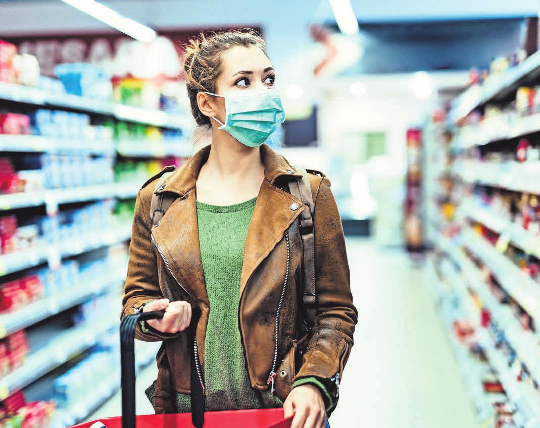 Chirurgische Masken schützen andere – ersetzen aber Maßnahmen wie den Mindestabstand von 1,5 Metern nicht. Foto: Drazen - stock.adobe.com Chirurgische Masken schützen andere – ersetzen aber Maßnahmen wie den Mindestabstand von 1,5 Metern nicht. Foto: Drazen - stock.adobe.com