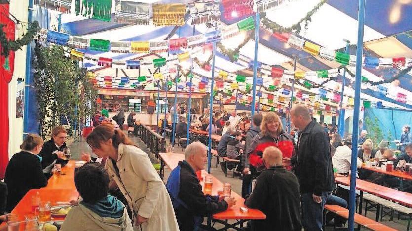 Zur Köpplein-Kirmes kommen nicht nur die Lauschaer gern ins Festzelt, auch die „Weggezogenen“ freuen sich darauf, hier alte Bekannte wieder zu treffen. Foto: Tourist-Information Zur Köpplein-Kirmes kommen nicht nur die Lauschaer gern ins Festzelt, auch die „Weggezogenen“ freuen sich darauf, hier alte Bekannte wieder zu treffen. Foto: Tourist-Information
