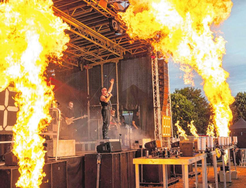 Festival-Feeling kam im August auf dem Festplatz am Berliner Ring in Bensheim beim Rex Open-Air auf. Einer der Höhepunkte war die Band Völkerball, die es standesgemäß mit viel Pyrotechnik auf der Bühne krachen ließ. BILD: GUTSCHALK