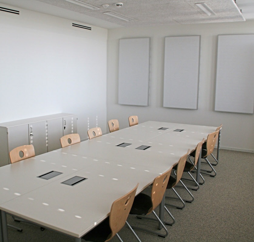 Modern ausgestattet sind auch die Konferenzräume und Bereiche für den Publikumsverkehr. Modern ausgestattet sind auch die Konferenzräume und Bereiche für den Publikumsverkehr.