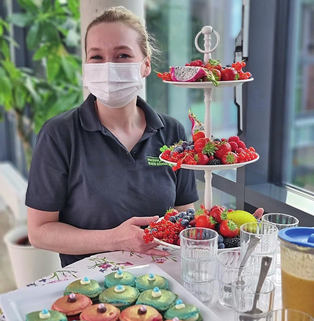Die Köstlichkeiten von Claudia Petzold und ihrem Team machen Bewohnern und Mitarbeitenden immer eine große Freude. Die Köstlichkeiten von Claudia Petzold und ihrem Team machen Bewohnern und Mitarbeitenden immer eine große Freude.