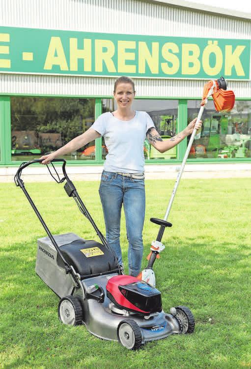 Gartenarbeit ist ganz einfach: Sonja Jaacks mit einem Honda-Rasenmäher und einer Stihl-Motorsense. Gartenarbeit ist ganz einfach: Sonja Jaacks mit einem Honda-Rasenmäher und einer Stihl-Motorsense.