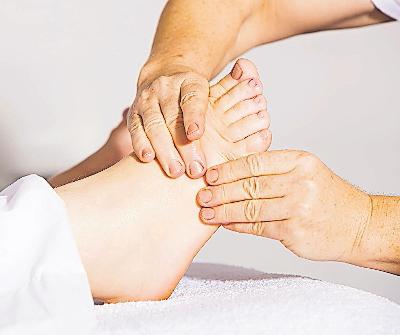 Entspannend: Fußmassage. FOTO: ANDREAS160578/PIXABAY Entspannend: Fußmassage. FOTO: ANDREAS160578/PIXABAY