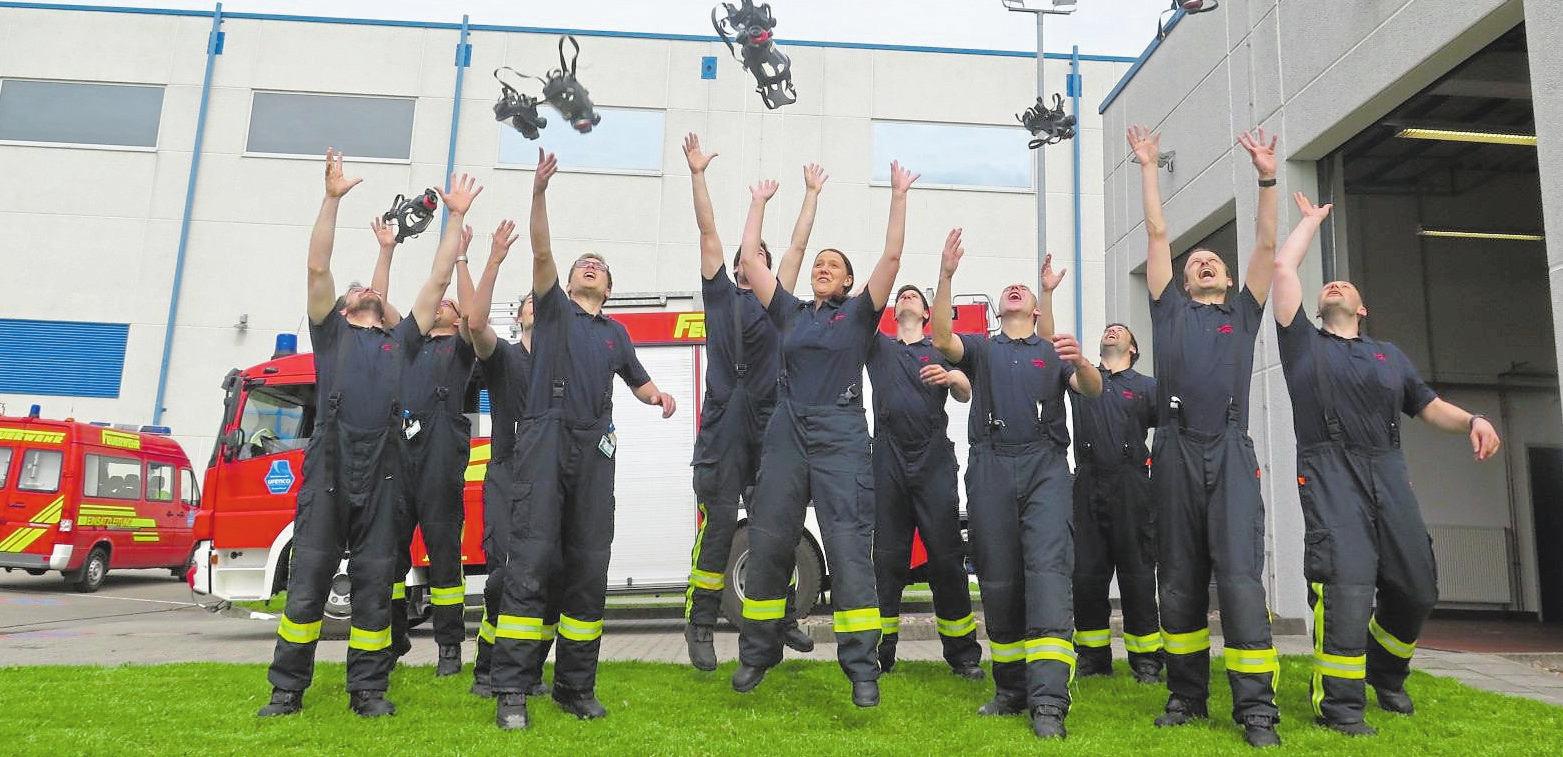 Groß war der Jubel der neuen Werkfeuerwehrleute nach der bestandenen Ausbildung. Foto: Urenco Groß war der Jubel der neuen Werkfeuerwehrleute nach der bestandenen Ausbildung. Foto: Urenco