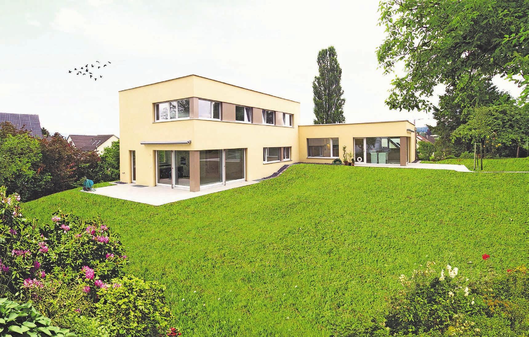 Räumlich nahe und doch getrennt: Das zweiflüglige Gebäude ist ein Mehrgenerationenhaus. Jede Generation hat ihren eigenen Bereich. Bild: D