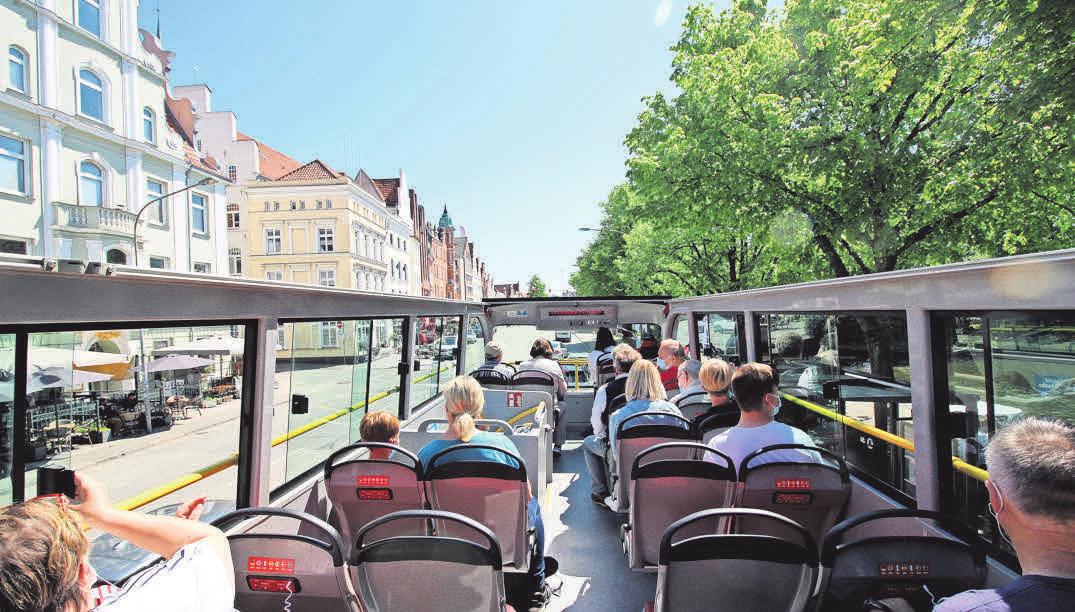 In der oberen Etage des Open-Air-Busses lernen Fahrgäste Lübeck aus einer ganz neuen Perspektive kennen. Foto: pa In der oberen Etage des Open-Air-Busses lernen Fahrgäste Lübeck aus einer ganz neuen Perspektive kennen. Foto: pa