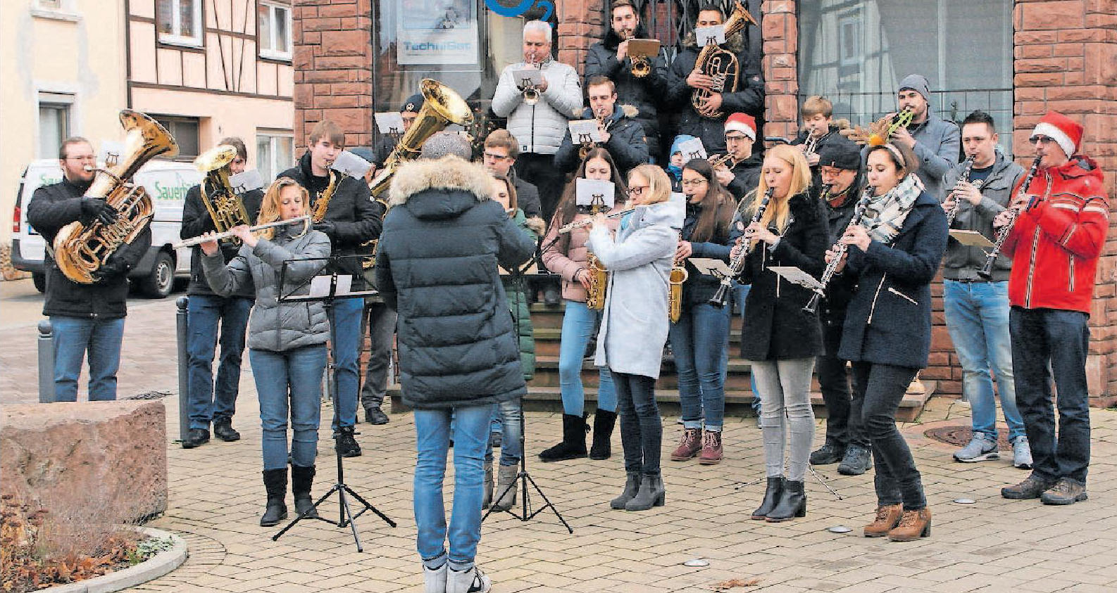 Treffpunkt für bis zu 25 Musiker an Heiligabend: das „Weihnachtliche Musizieren“ in Iggelheim (hier die Station Luitpoldstraße/Ecke Taubenstraße 2017). FOTO: WITTMANN/MUSIKVEREIN IGGELHEIM/FREI Treffpunkt für bis zu 25 Musiker an Heiligabend: das „Weihnachtliche Musizieren“ in Iggelheim (hier die Station Luitpoldstraße/Ecke Taubenstraße 2017). FOTO: WITTMANN/MUSIKVEREIN IGGELHEIM/FREI